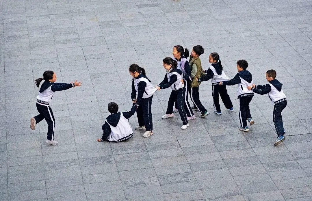 2024年10月28日,北京,学生们在放学后一起玩耍。图/视觉中国 2024年10月28日,北京,学生们在放学后一起玩耍。图/视觉中国