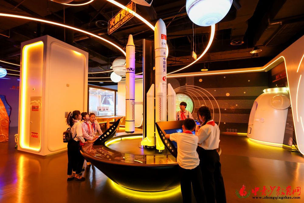 ↑ 4月14日,在中国宋庆龄青少年科技文化交流中心,越南青年“红色研学之旅”之“不忘初心”研学营少先队分团成员进行科技体验。