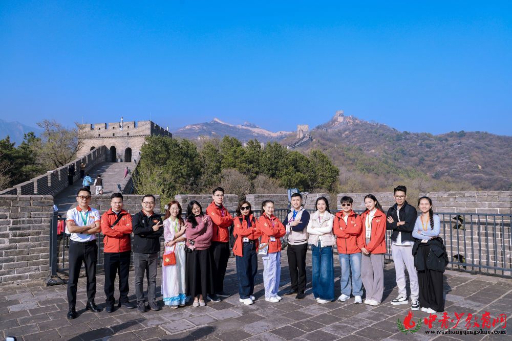 ↑ 4月14日,中越青年在北京参观八达岭长城。