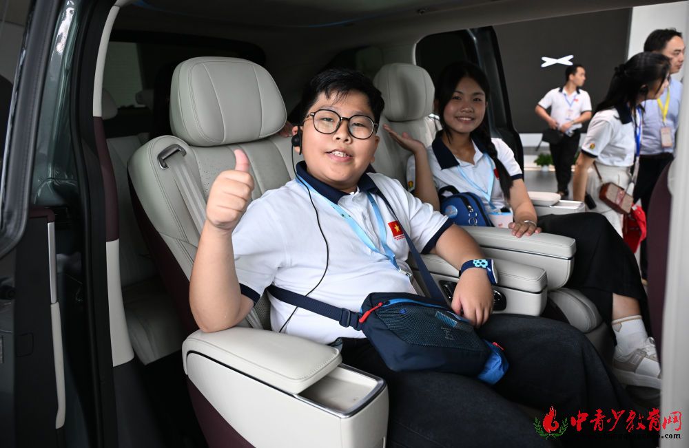 ↑ 4月13日,在广州小鹏科技园,越南青年“红色研学之旅”之“不忘初心”研学营成员体验小鹏新能源汽车。