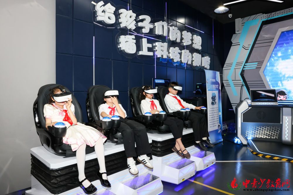 ↑ 4月14日，在中国宋庆龄青少年科技文化交流中心，越南青年“红色研学之旅”之“不忘初心”研学营少先队分团成员进行科技体验。