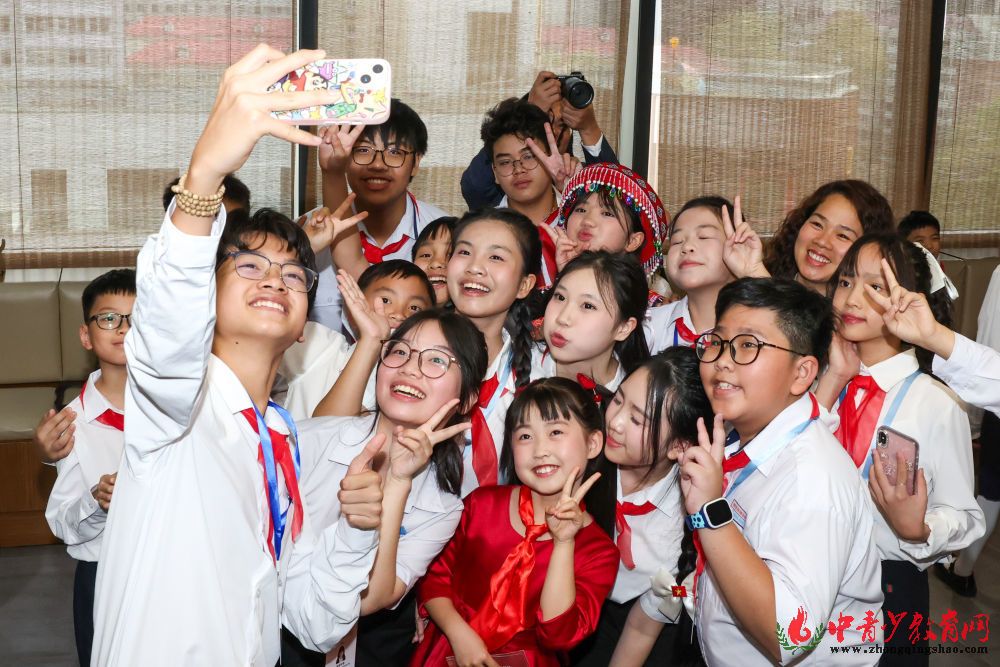 ↑ 4月14日,在中国宋庆龄青少年科技文化交流中心,越南青年“红色研学之旅”之“不忘初心”研学营少先队分团成员和中国宋庆龄青少年科技文化交流中心学员合影留念。