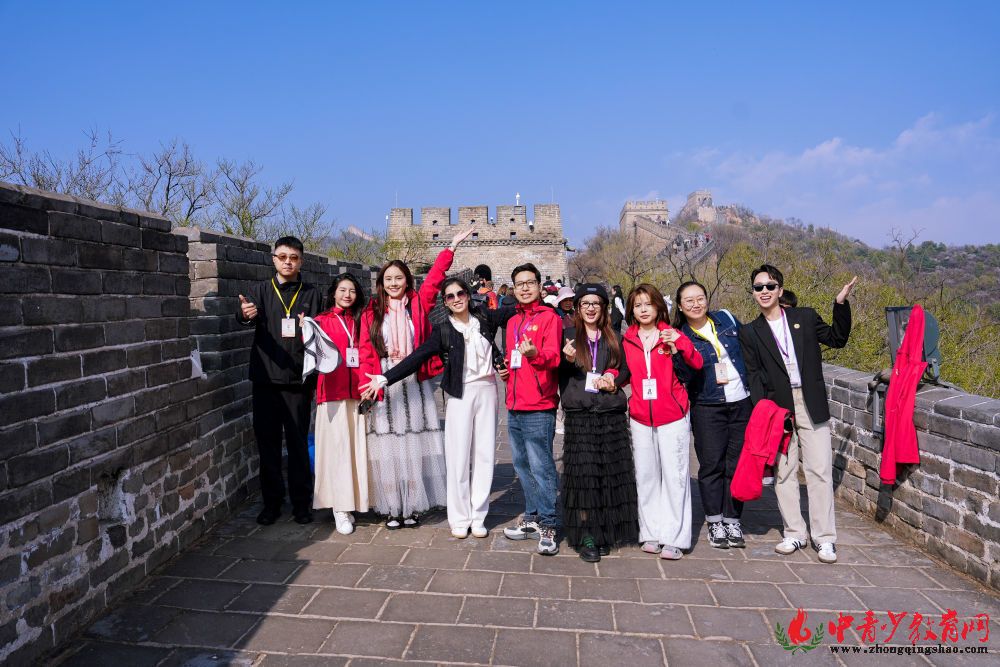 ↑ 4月14日,中越青年在北京参观八达岭长城。