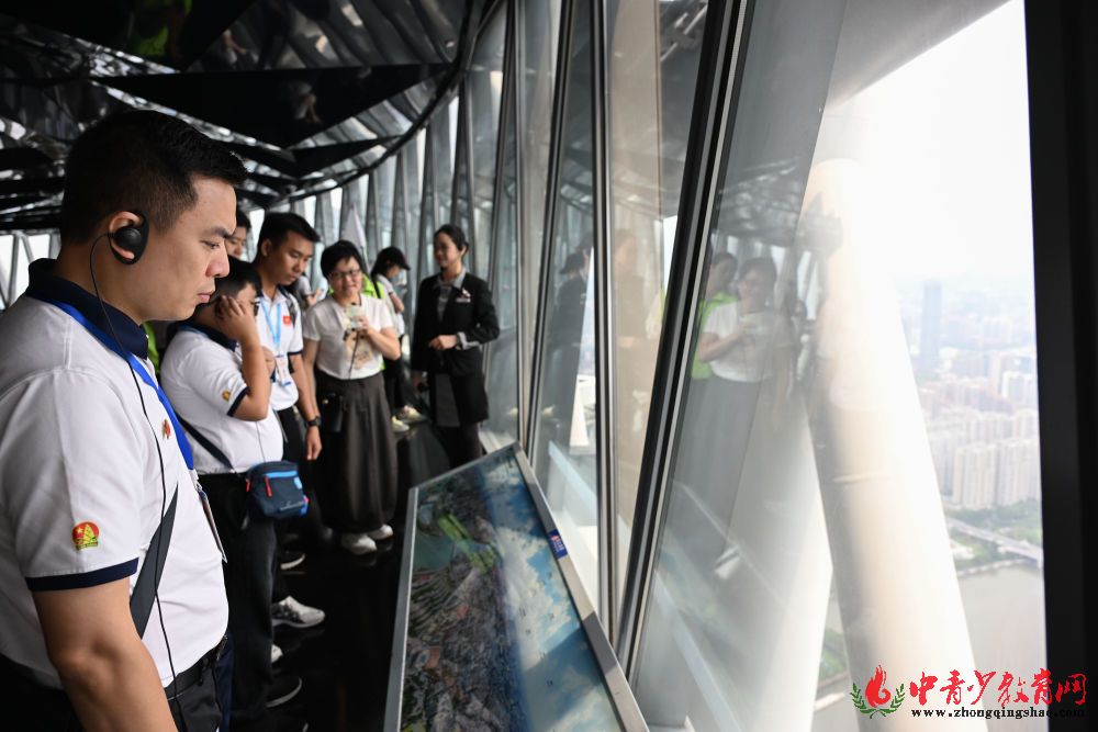 ↑ 4月13日,在广州塔观光大厅,越南青年“红色研学之旅”之“不忘初心”研学营成员了解广州城市建设情况。