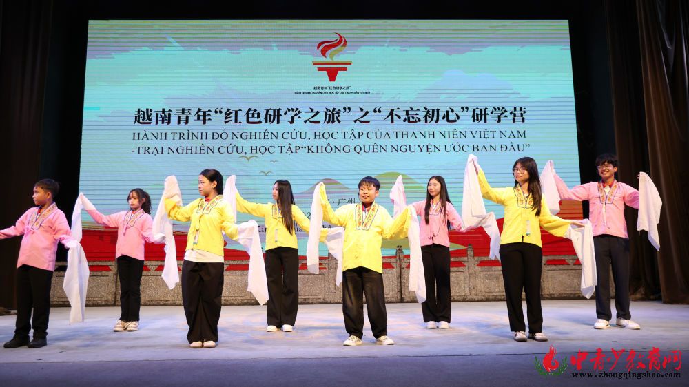 ↑ 4月12日,越南青年“红色研学之旅”之“不忘初心”研学营成员在广州粤剧艺术博物馆体验粤剧表演。