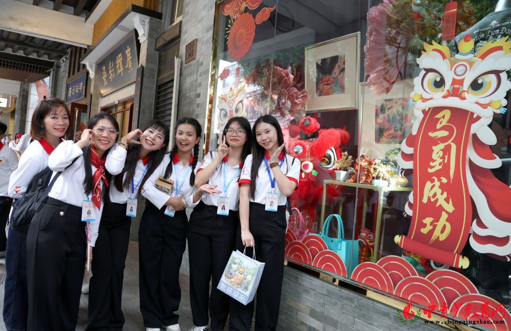 ↑ 4月12日,越南青年“红色研学之旅”之“不忘初心”研学营成员在广州恩宁路合影。