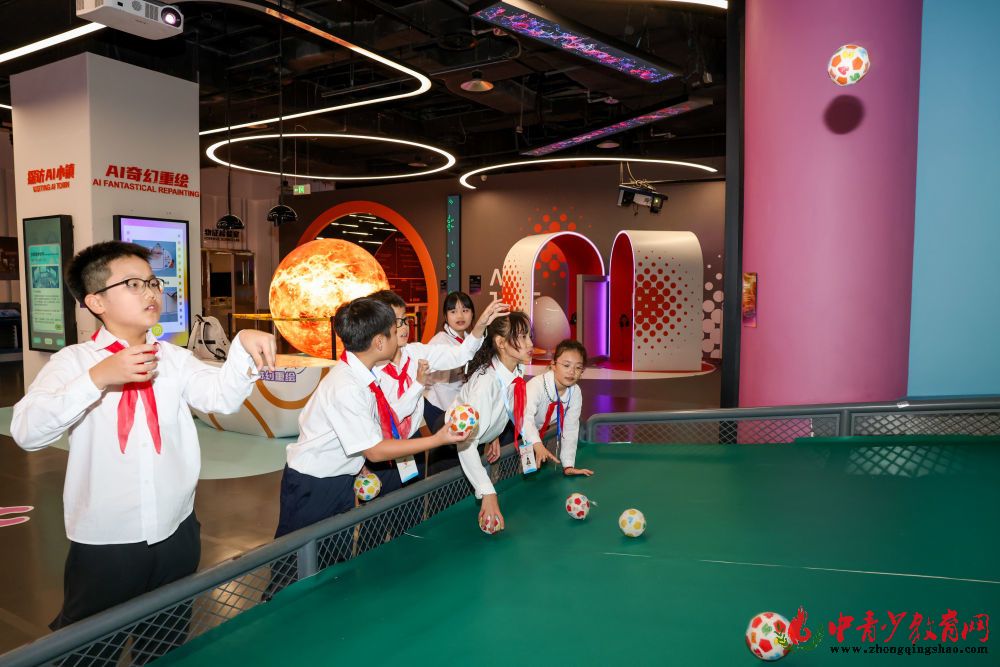 ↑ 4月14日,在中国宋庆龄青少年科技文化交流中心,越南青年“红色研学之旅”之“不忘初心”研学营少先队分团成员进行科技体验。