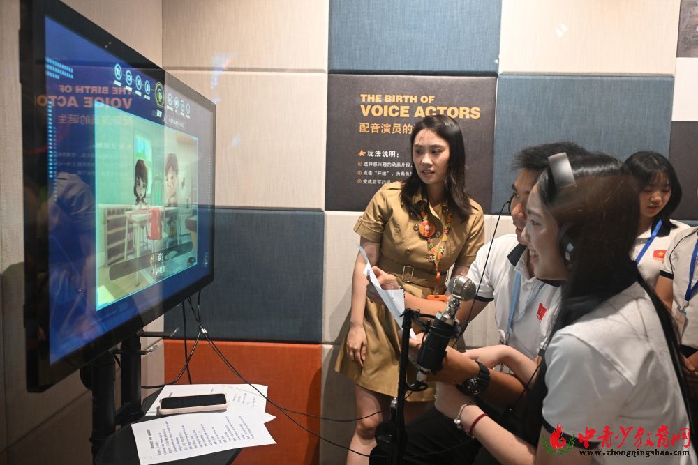 ↑ 4月13日,在广州咏声动漫股份有限公司展馆,越南青年“红色研学之旅”之“不忘初心”研学营成员体验动漫配音。